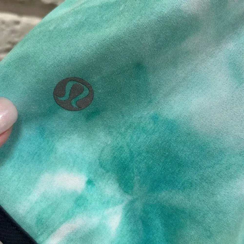 Lululemon Tracker Short II Dye White Blue Tropics / Black size 6